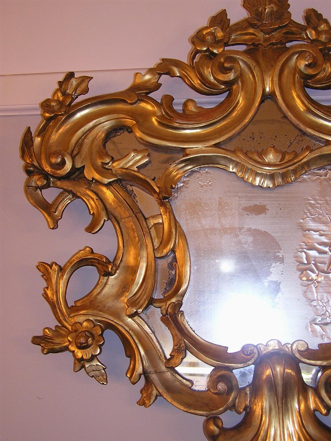 Englischer Wandspiegel aus geschnitztem, vergoldetem Holz mit Blumenmuster, um 1780 im Zustand „Hervorragend“ im Angebot in Charleston, SC