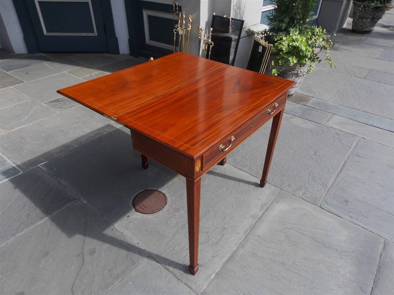American Mahogany Patera Inlaid Game Table, Circa 1800 In Excellent Condition In Hollywood, SC
