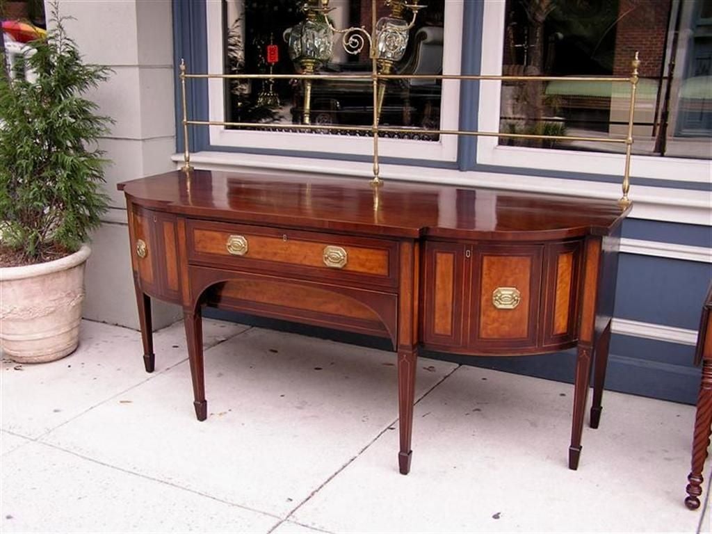 Buffet en acajou anglais incrusté de bois de satin Hepplewhite, avec double tiroir à bouteilles, tiroirs à linge et à argent, tiroir à pot pour chambre latérale, cuivres d'origine avec fleurons en forme d'urne et galerie à candélabres, et reposant