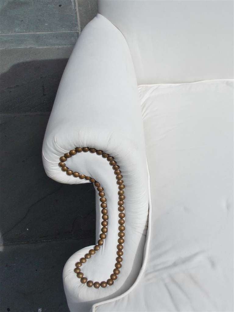 English Mahogany Camel Back Settee Upholstered in White Muslin, Circa 1820 In Excellent Condition For Sale In Hollywood, SC
