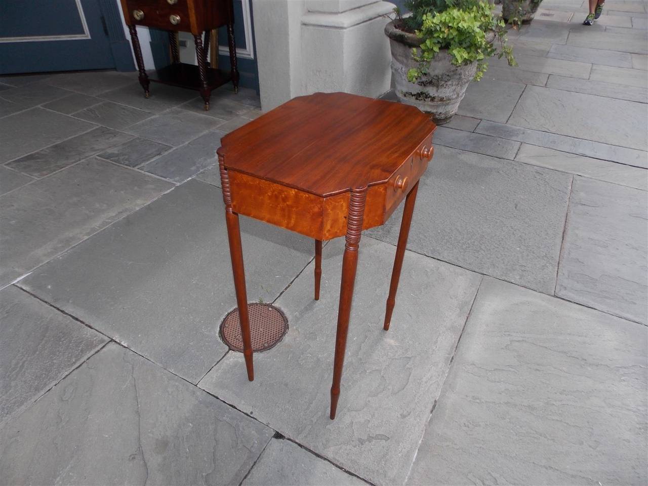 Amerikanischer Nähständer aus Sheraton-Mahagoni und Vogelaugenahorn, um 1810 im Zustand „Hervorragend“ im Angebot in Charleston, SC