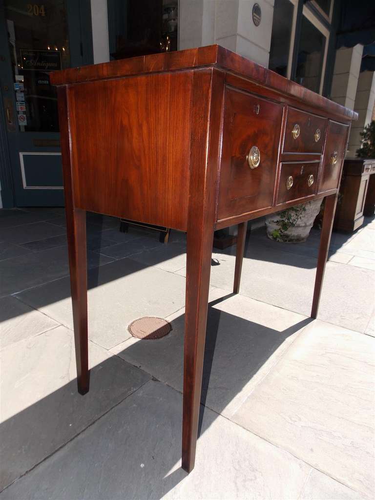 American Mahogany Hunt Board. Circa 1810 In Excellent Condition In Charleston, SC