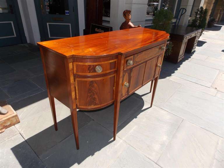 American Mahogany and Satinwood Inlaid Bow Front Sideboard. Circa 1800 In Excellent Condition In Hollywood, SC