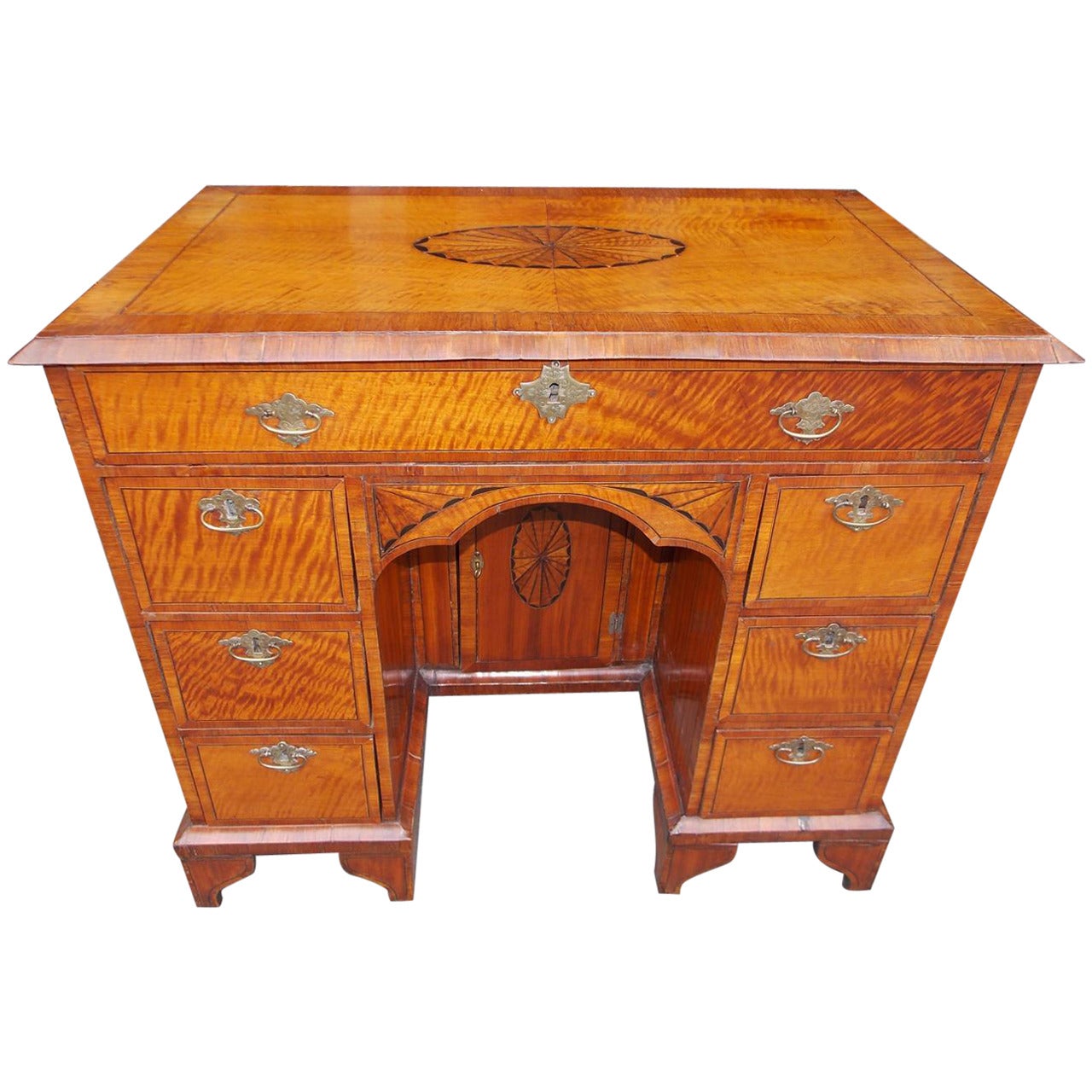 Bureau à genoux en bois de satin anglais et incrustation de patera.  Circa 1780