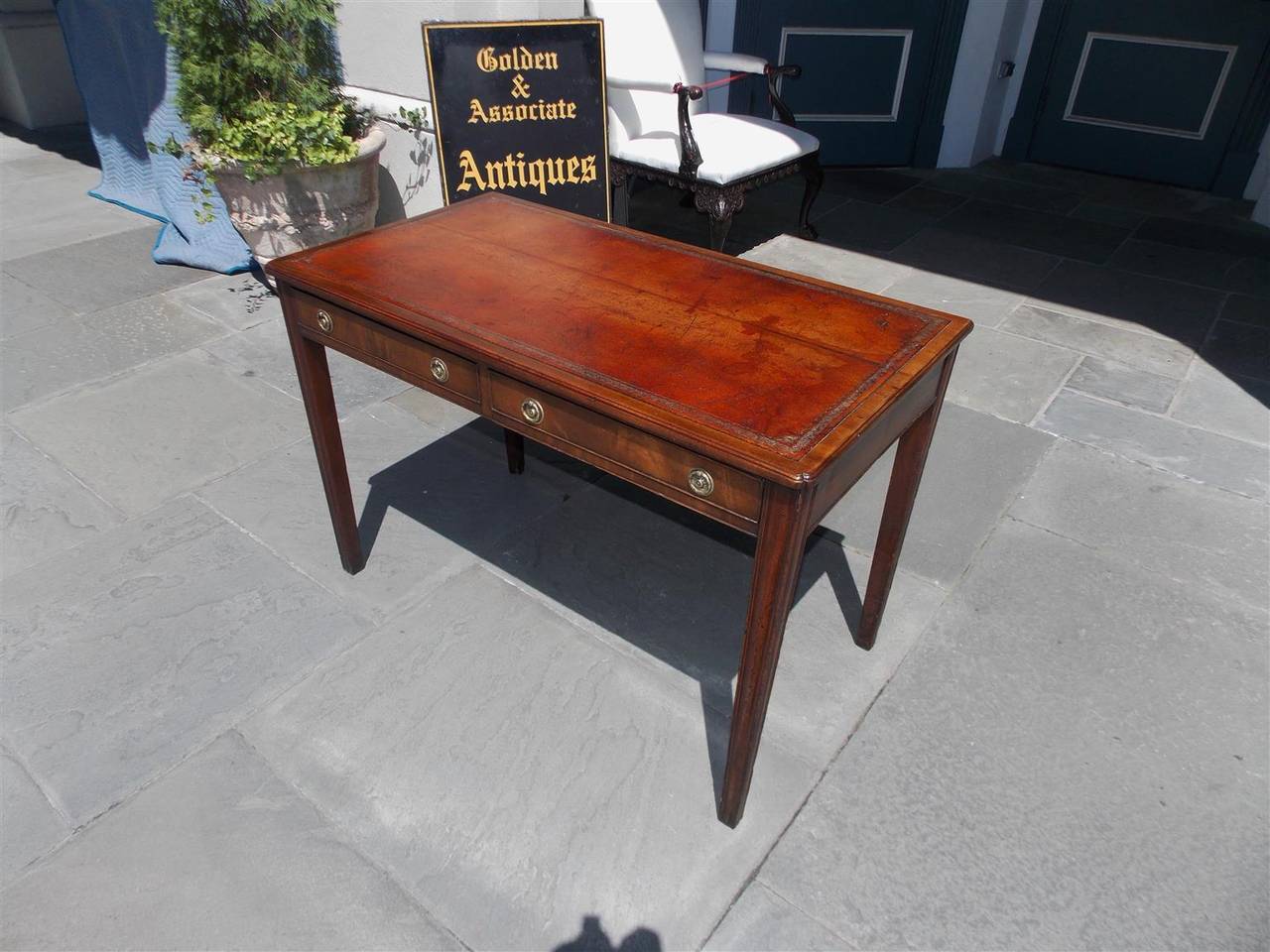 George III Bureau anglais en acajou avec plateau en cuir, vers 1780