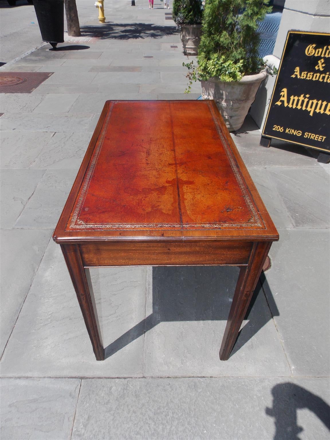 Anglais Bureau anglais en acajou avec plateau en cuir, vers 1780