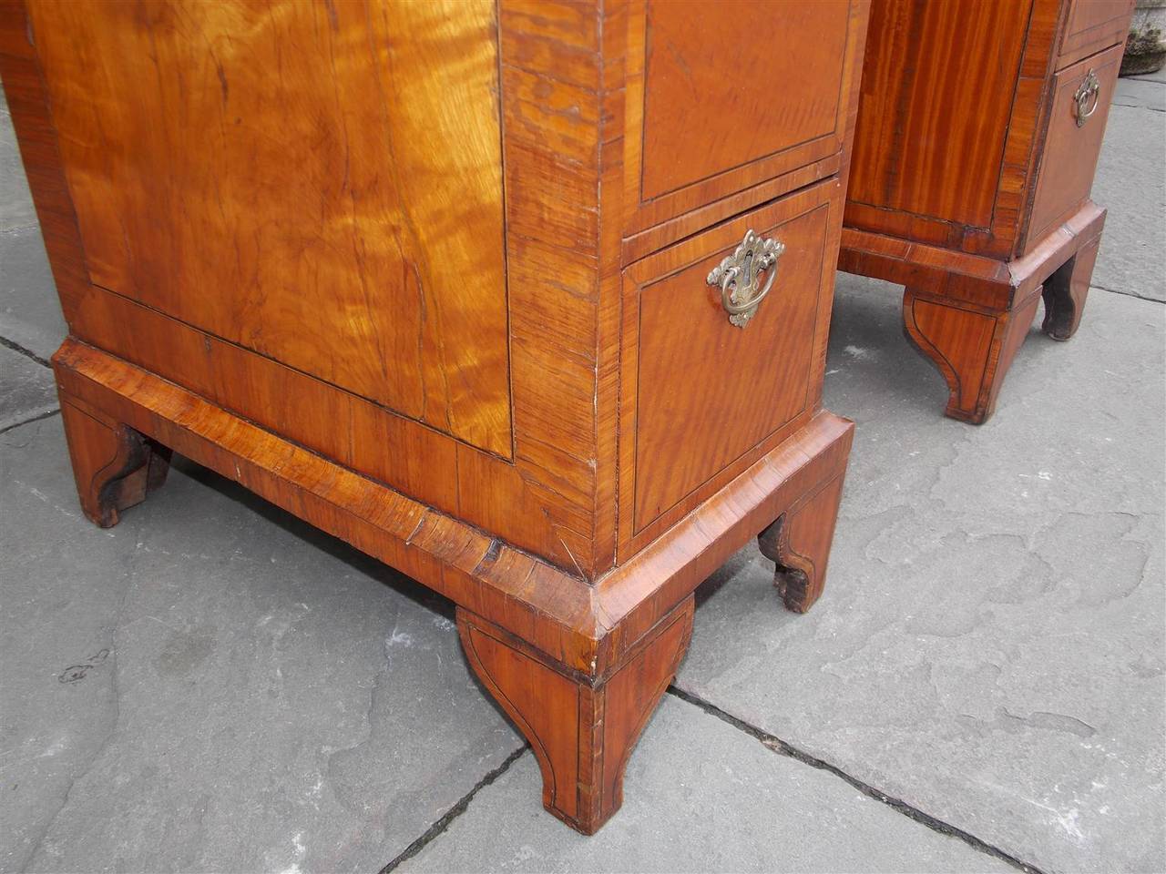 English Satinwood and Patera Inlaid Knee Hole Desk.  Circa 1780 For Sale 2
