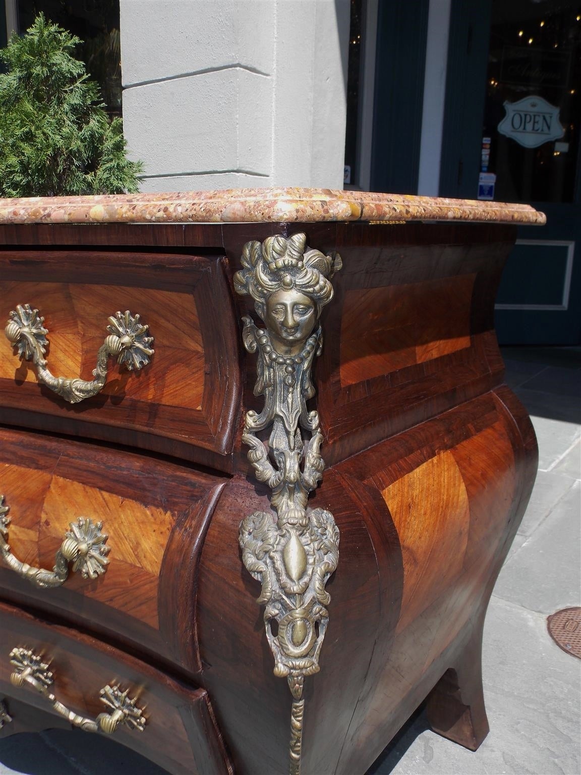 Coppia di Commodes Bombay con piano in marmo e ormolu, circa 1870 in vendita 1
