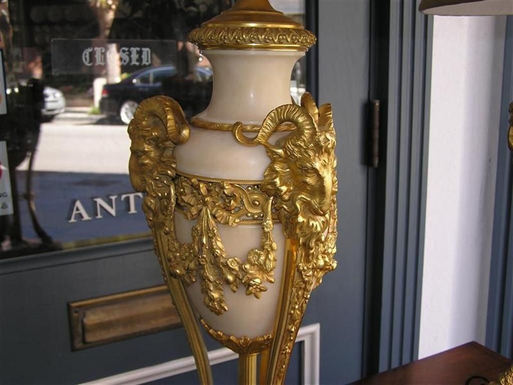 Pareja de Lámparas de Mesa Francesas Cassolettes de Mármol y Cabeza de Carnero de Bronce Ormolu C 1810 en Excelente estado para la venta en Charleston, SC