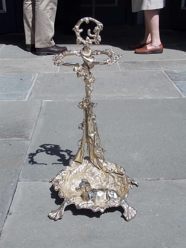 Portaombrelli francese in bronzo con manico floreale, colonna centrale con motivo di fucile e bacino inferiore con cane seduto, appoggiato su piedi floreali. I rivenditori sono pregati di chiamare per conoscere il prezzo di vendita. 