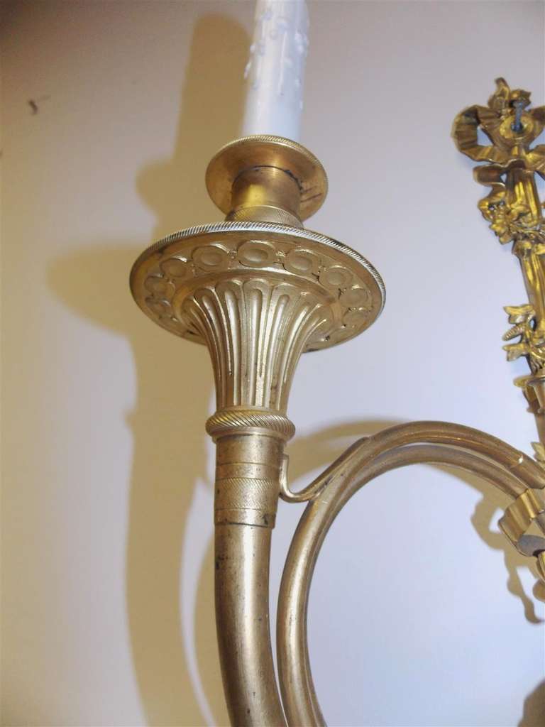 Zwei französische zweiarmige Horn-Wandleuchter aus vergoldeter Bronze, um 1830 im Angebot 4