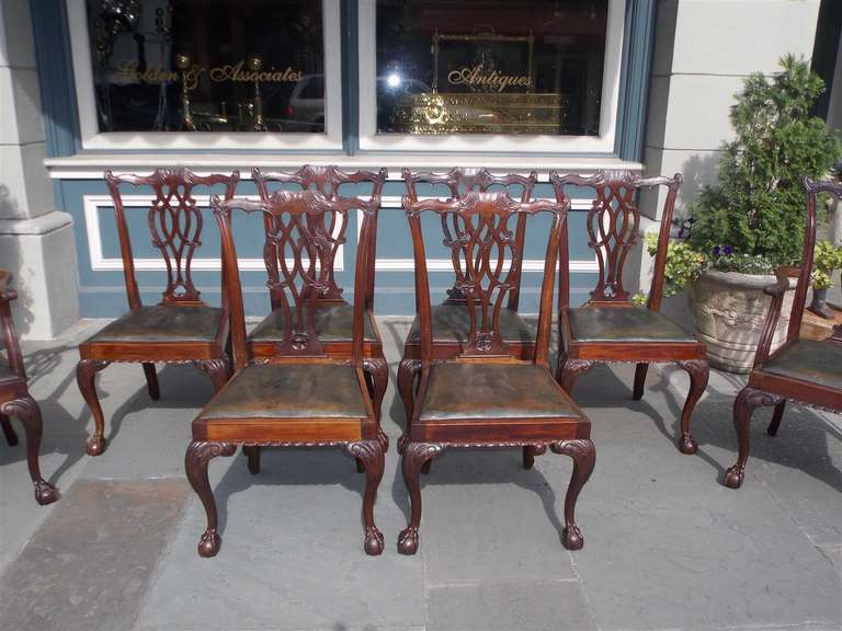 Acht englische Chippendale-Mahagoni-Esszimmerstühle mit Kugel- und Klauenfüßen, um 1820 (Leder) im Angebot