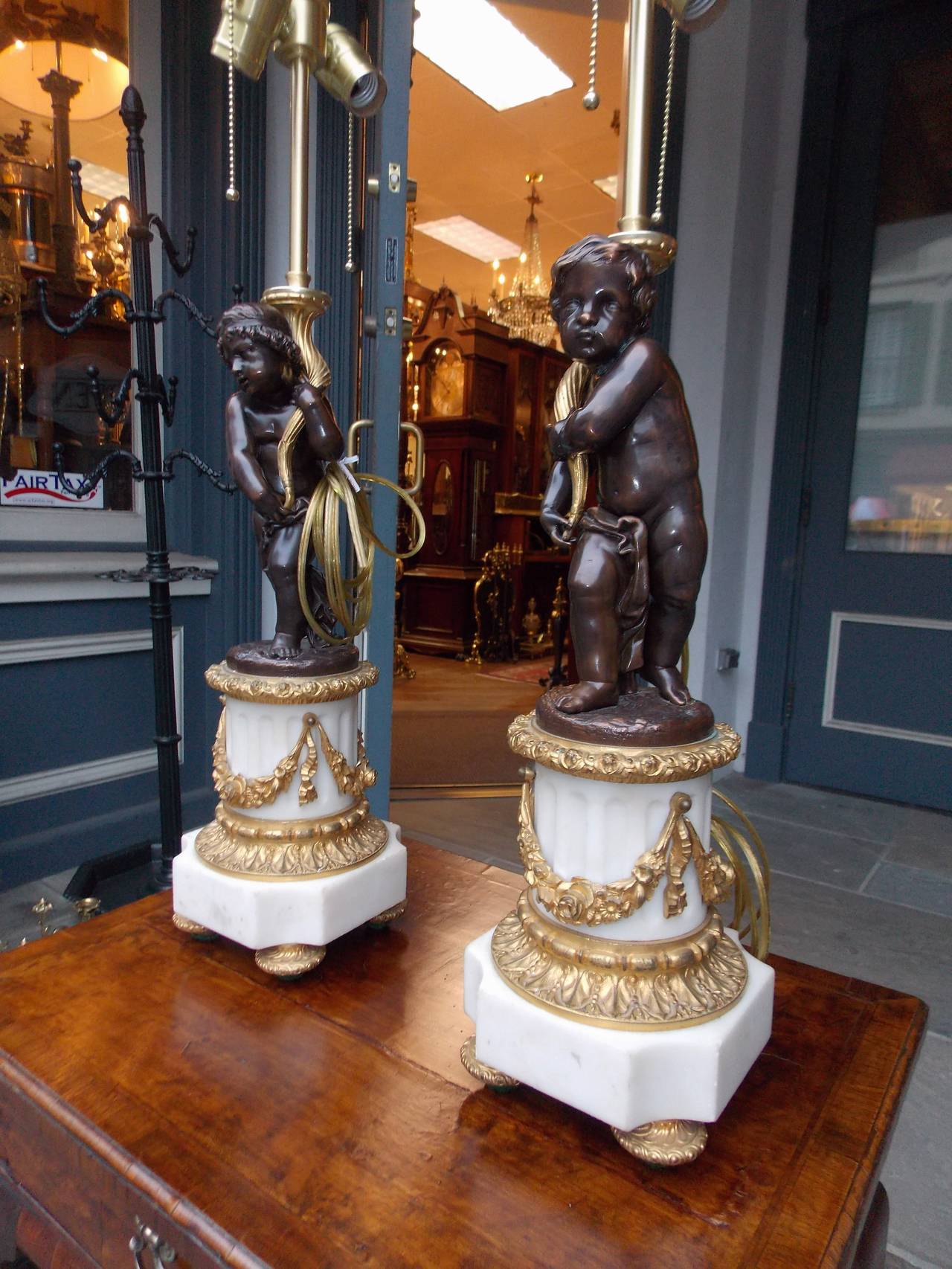Début du XIXe siècle Paire de lampes de table françaises en bronze et marbre avec chérubin, vers 1820 en vente