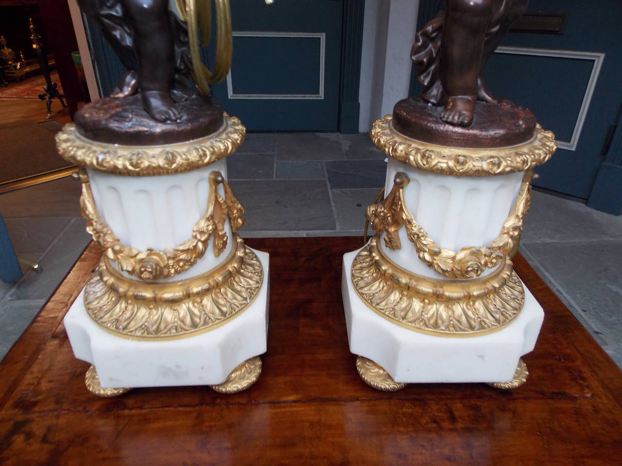 Paire de lampes de table françaises en bronze et marbre avec chérubin, vers 1820 en vente 2