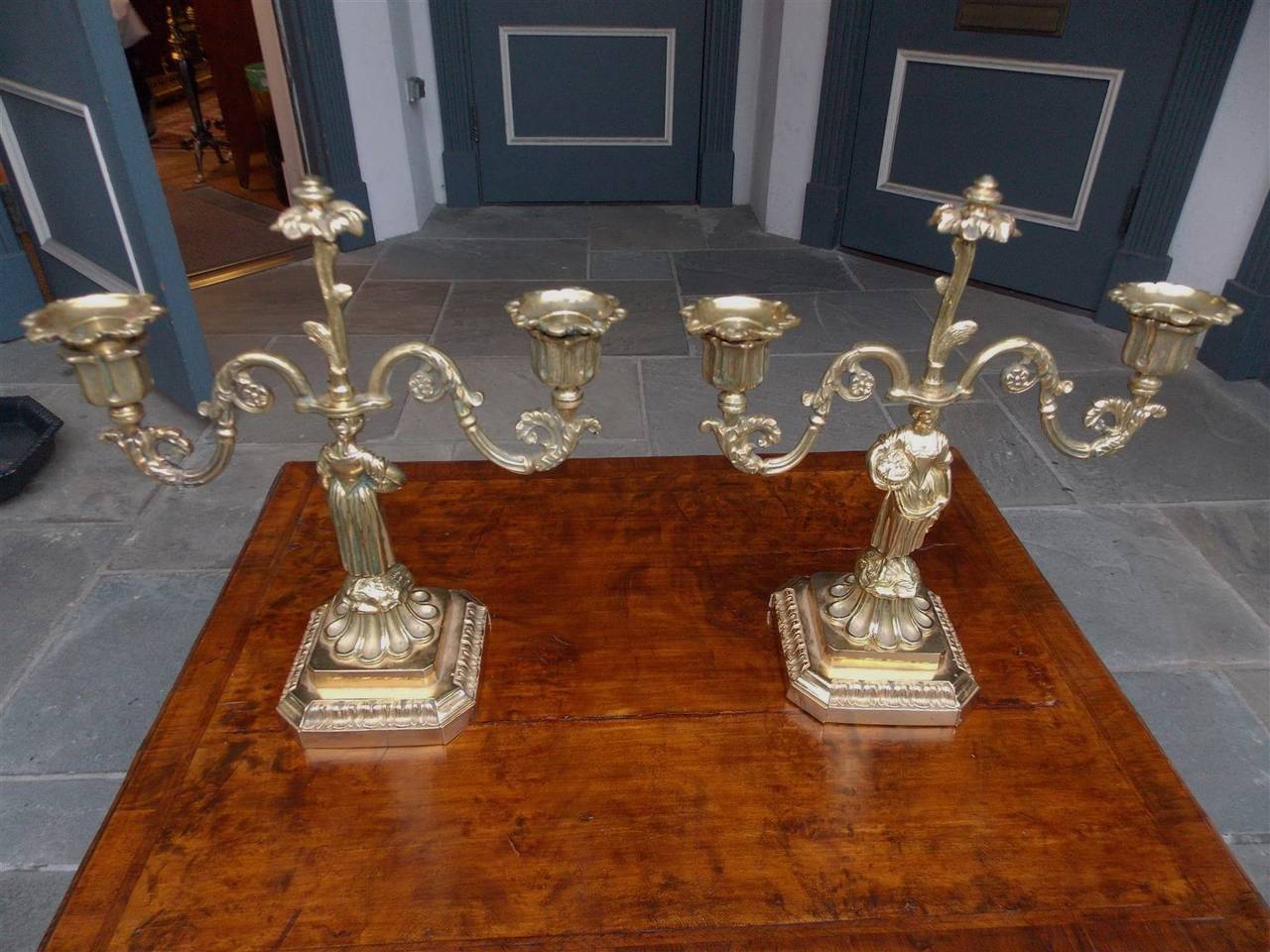 Paar französische figurale und geblümte Kerzenständer aus Messing, um 1770 (Spätes 18. Jahrhundert) im Angebot