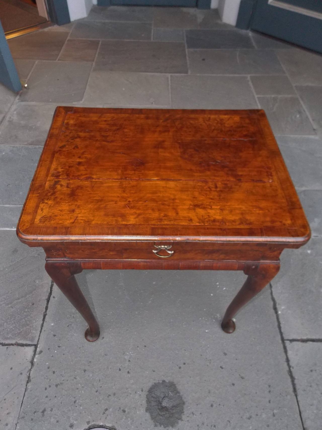 English Queen Anne Walnut Feather Banded Side Table, Circa 1730 In Excellent Condition In Hollywood, SC