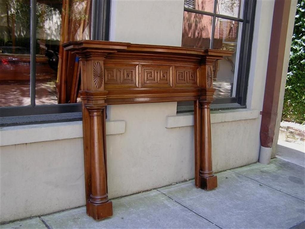 Repisa de chimenea de álamo americano Greek Key & Sunburst . Alrededor de 1820 imperio estadounidense en venta