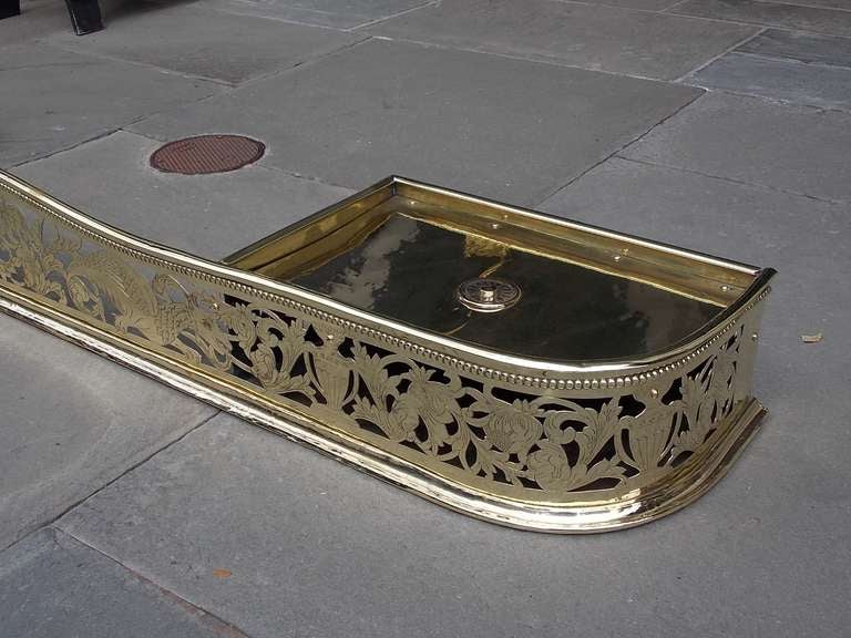 English Brass Serpentine Engraved Fire Place Fender with Flanking Trivets C 1760 In Excellent Condition For Sale In Hollywood, SC
