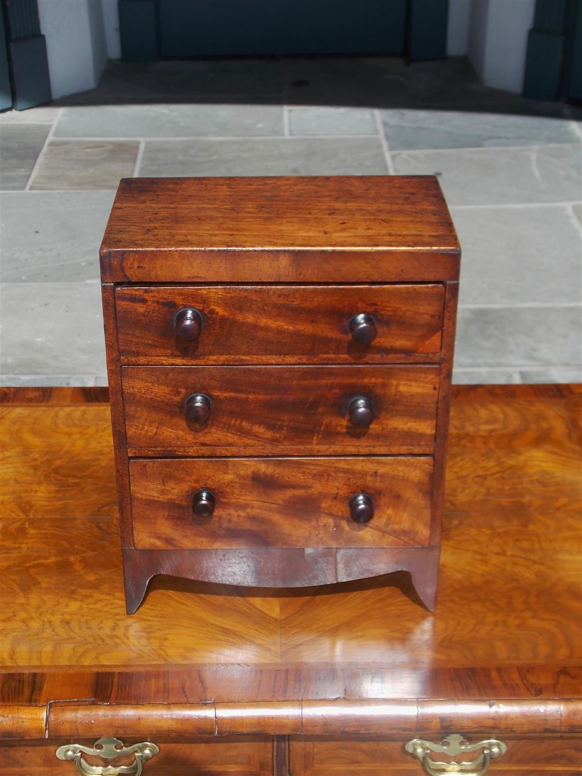 English Hepplewhite Mahogany Miniature Chest, Circa 1810 In Excellent Condition In Hollywood, SC