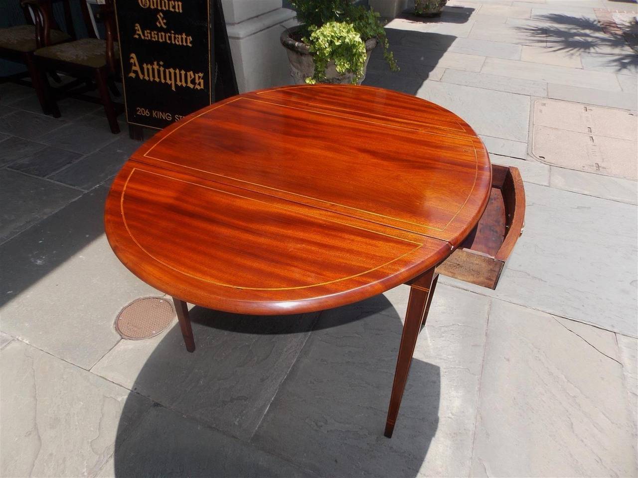 American Hepplewhite Mahogany and Satinwood Pembroke Table, VA, Circa 1790 In Excellent Condition For Sale In Hollywood, SC