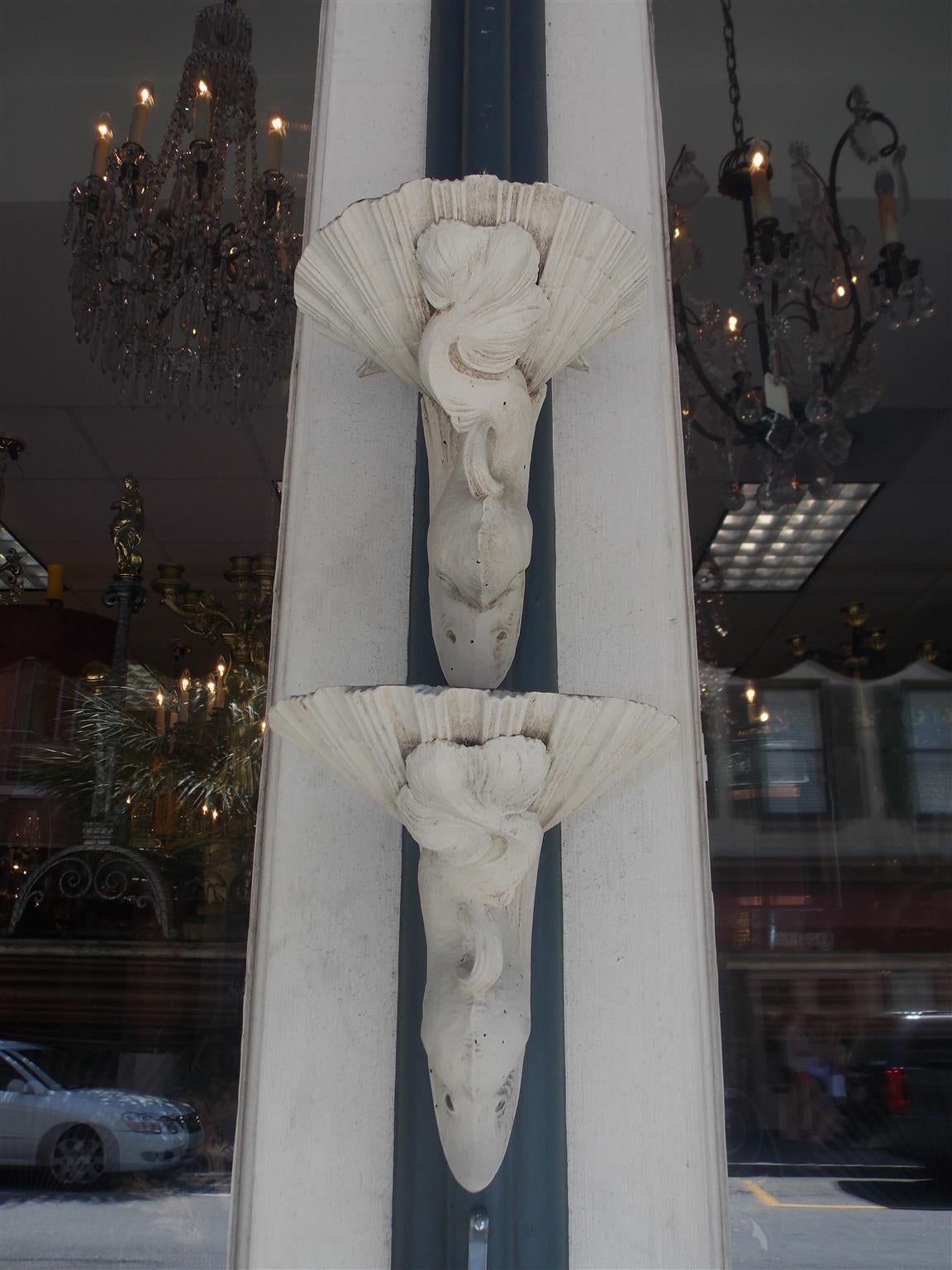 Paire de supports muraux Chippendale anglais sculptés et peints en forme de cygne, vers 1790 Excellent état - En vente à Hollywood, SC