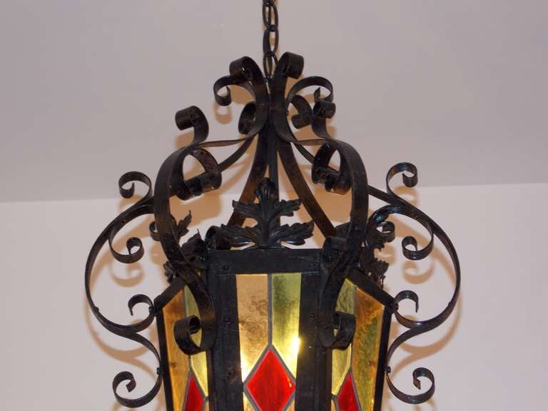 Empire américain Lanterne de salle suspendue américaine en fer forgé à volutes et verre teinté, vers 1850 en vente