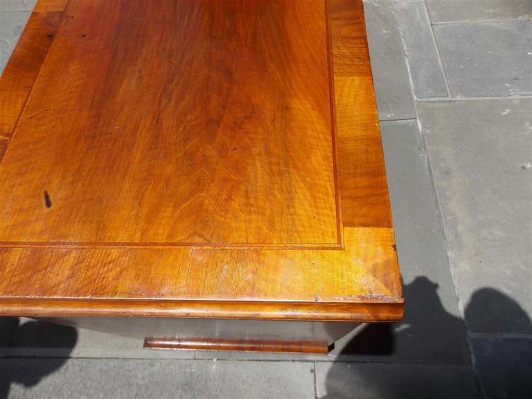 English Walnut Cross Banded Knee Hole Desk, Circa 1780 In Excellent Condition In Hollywood, SC