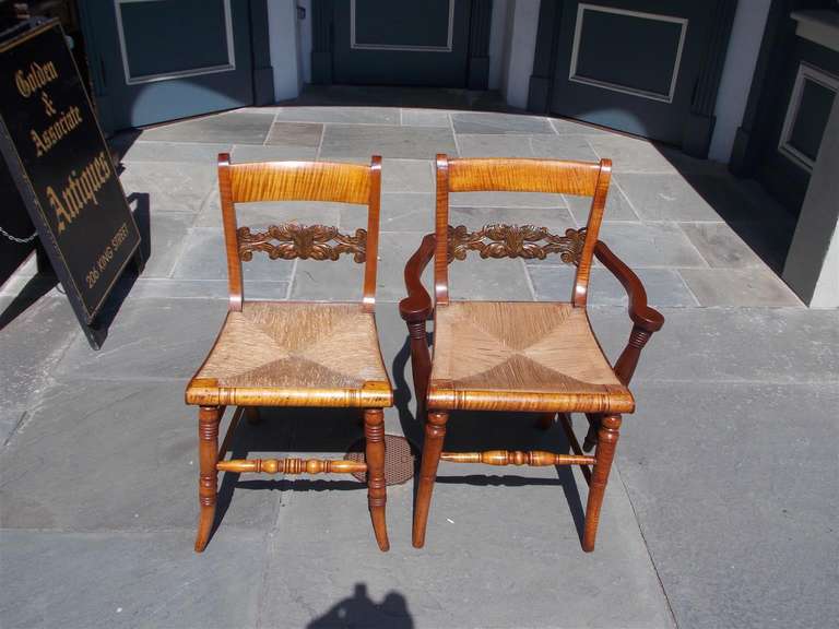 Primitif Ensemble de huit chaises fantaisie américaines en érable tigré et noyer.  Circa 1810 en vente