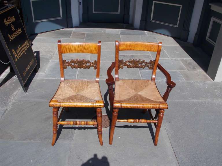 Primitivo Set di otto sedie eleganti in acero tigrato e noce americano.  Circa 1810 in vendita
