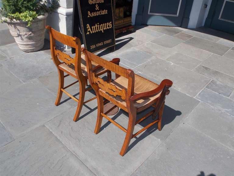 Ensemble de huit chaises fantaisie américaines en érable tigré et noyer.  Circa 1810 en vente 1