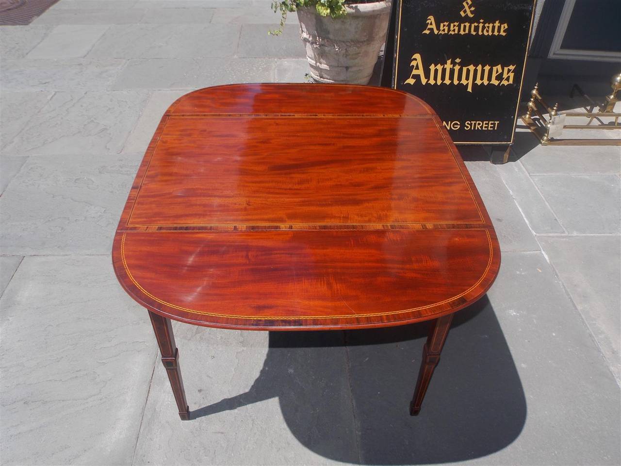 American Mahogany and Tulipwood Pembroke Table, VA, Circa 1790 In Excellent Condition For Sale In Hollywood, SC