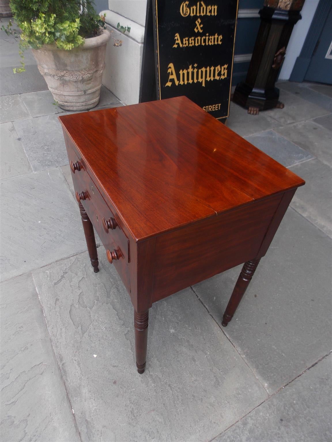 American Sheraton Mahogany Side Table, Circa 1830 In Excellent Condition In Hollywood, SC