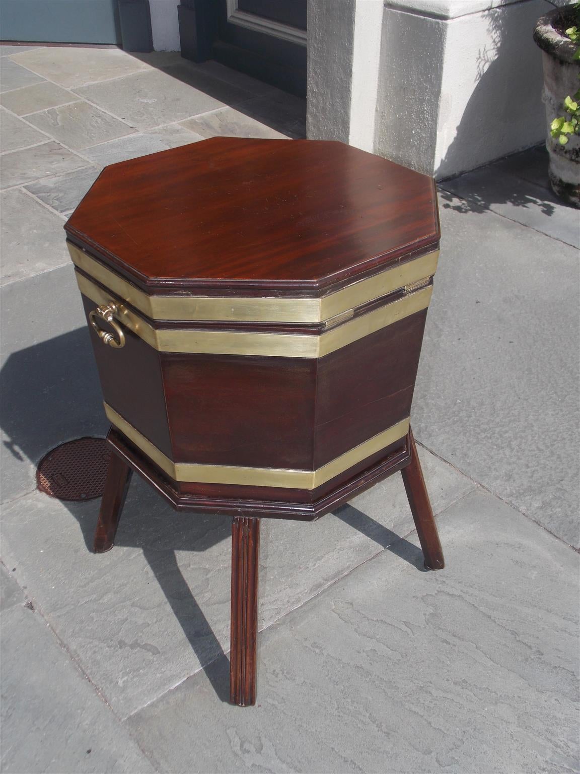 English Chippendale Mahogany Octagonal Cellarette on Stand, Circa 1770 For Sale 4