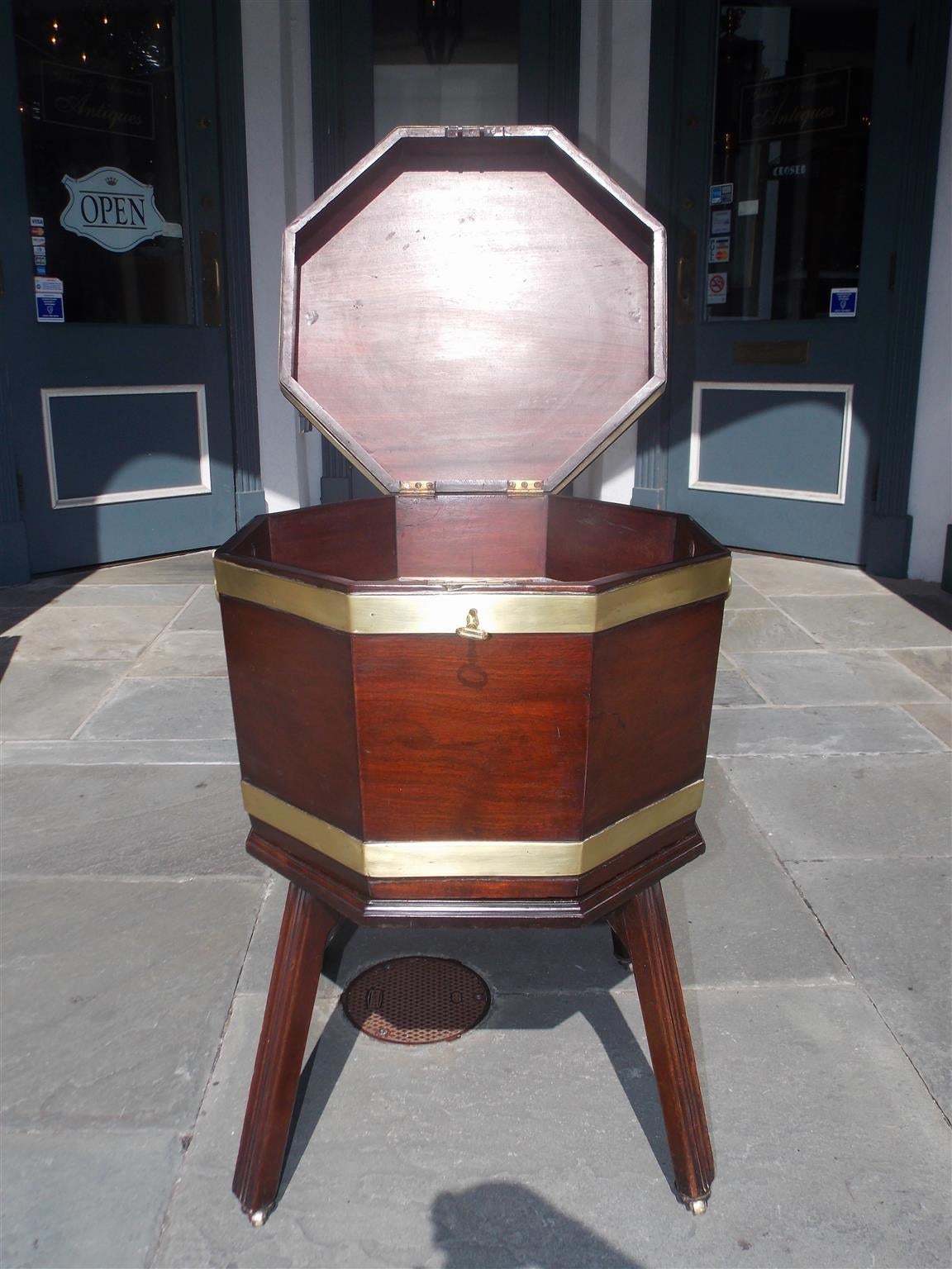 Cellarette octogonale en acajou de Chippendale sur Stand, Circa 1770 Excellent état - En vente à Hollywood, SC