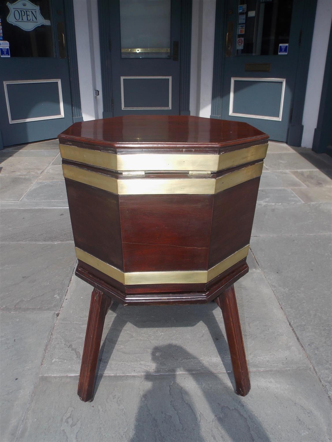 English Chippendale Mahogany Octagonal Cellarette on Stand, Circa 1770 For Sale 5