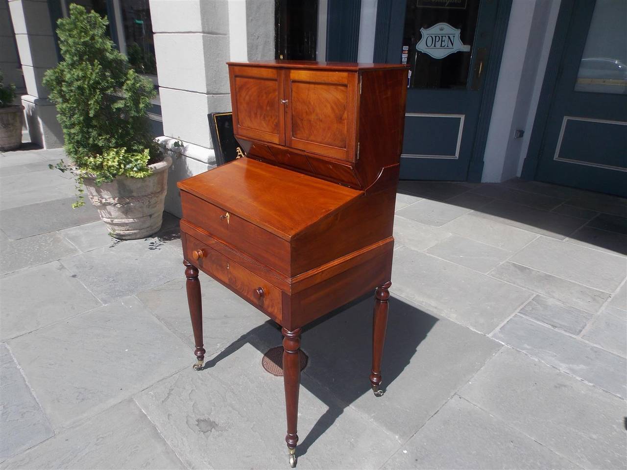 American Sheraton Mahogany Campaign Desk, Circa 1820 In Excellent Condition For Sale In Hollywood, SC