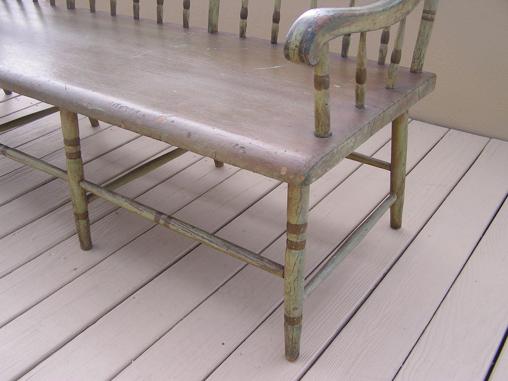 American Fancy Painted Grape Vine Spindle Bench . Baltimore , Circa 1820 In Excellent Condition For Sale In Charleston, SC