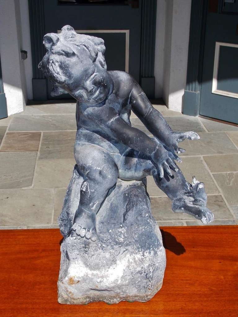 Fontaine française en plomb avec un chérubin perché sur une plinthe carrée. Une grenouille arrose les mains du chérubin. Les concessionnaires sont priés d'appeler pour le prix d'échange.