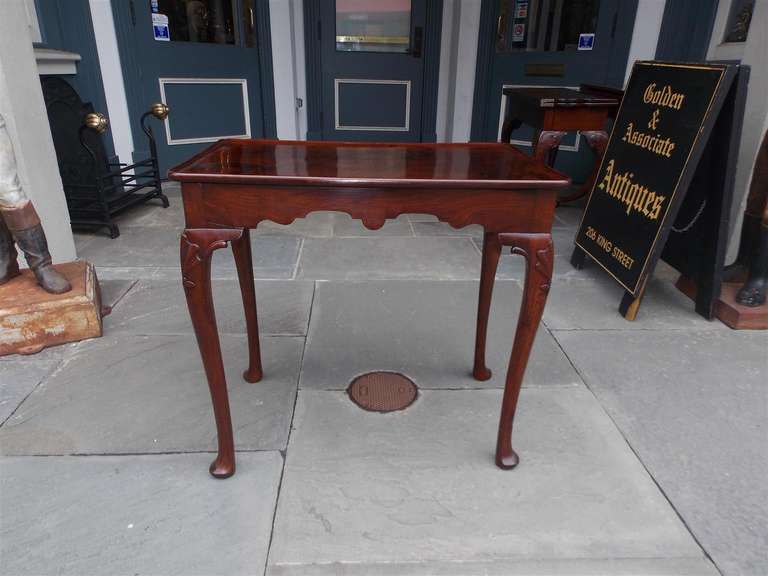 Britannique Table à thé anglaise Queen Anne en acajou avec plateau en forme de plat, vers 1740 en vente