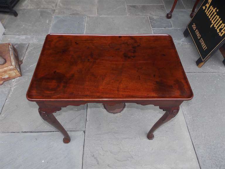 English Queen Anne Mahogany Dish Top Tea Table, Circa 1740 In Excellent Condition For Sale In Charleston, SC