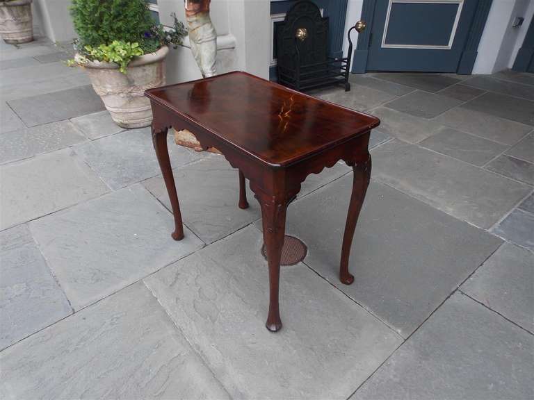 XVIIIe siècle et antérieur Table à thé anglaise Queen Anne en acajou avec plateau en forme de plat, vers 1740 en vente