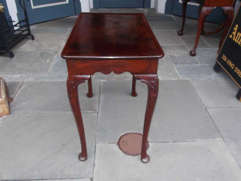 Table à thé anglaise Queen Anne en acajou avec plateau en forme de plat, vers 1740 en vente 2