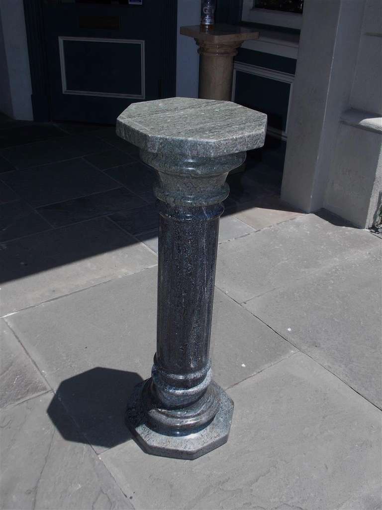 Italienischer grauer Marmorsockel mit geriffeltem Sockel, um 1870 im Zustand „Hervorragend“ im Angebot in Charleston, SC