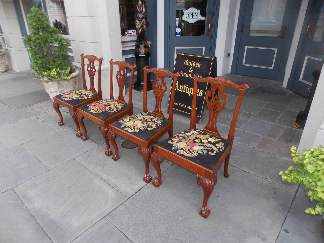 Set of Four English Chippendale Walnut Side Chairs, Circa 1770 In Excellent Condition For Sale In Hollywood, SC