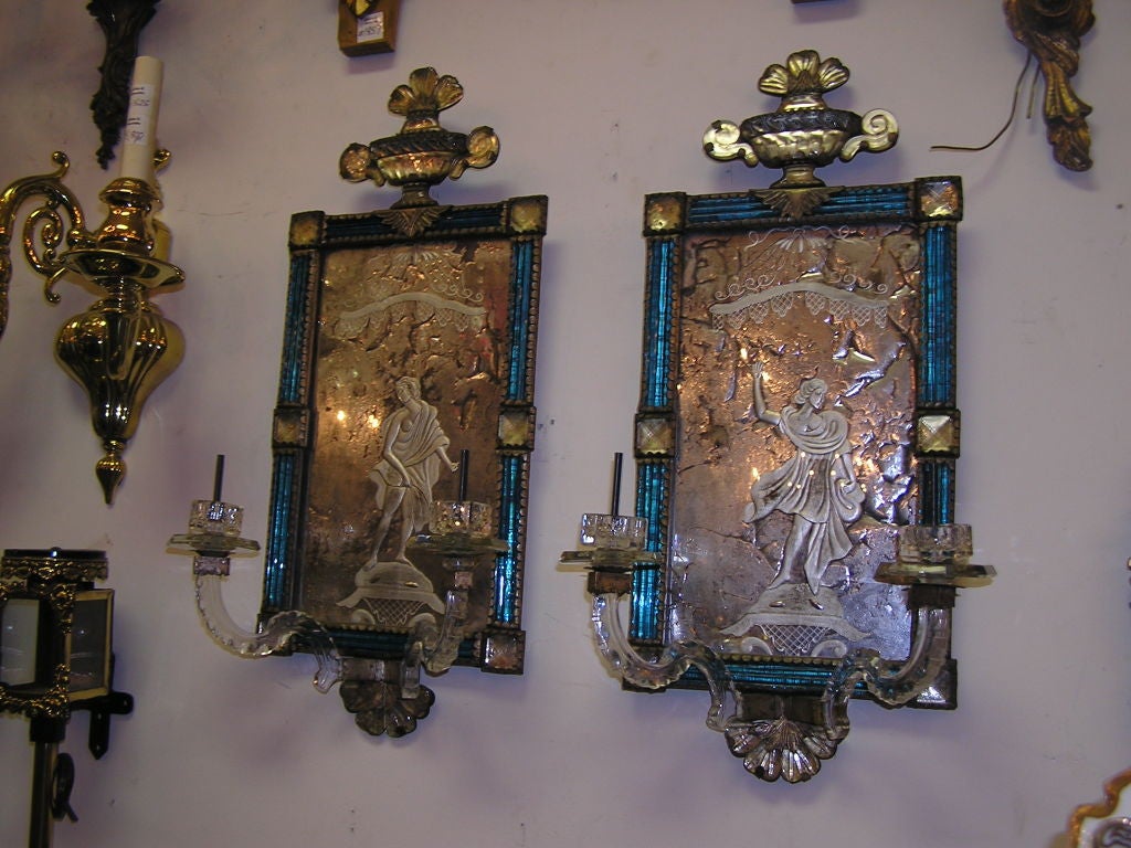 Paar venezianische kobaltblaue und figürlich geätzte Wandleuchter. Um 1700 (Muranoglas)