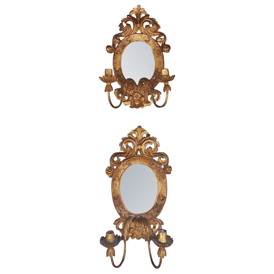 Paire d'appliques italiennes en miroir girandole doré.  Circa 1810