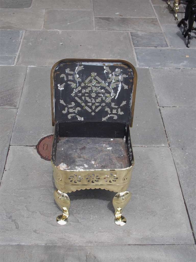 English Brass Hinged Top Pierced Footman. Circa 1820 In Excellent Condition For Sale In Charleston, SC