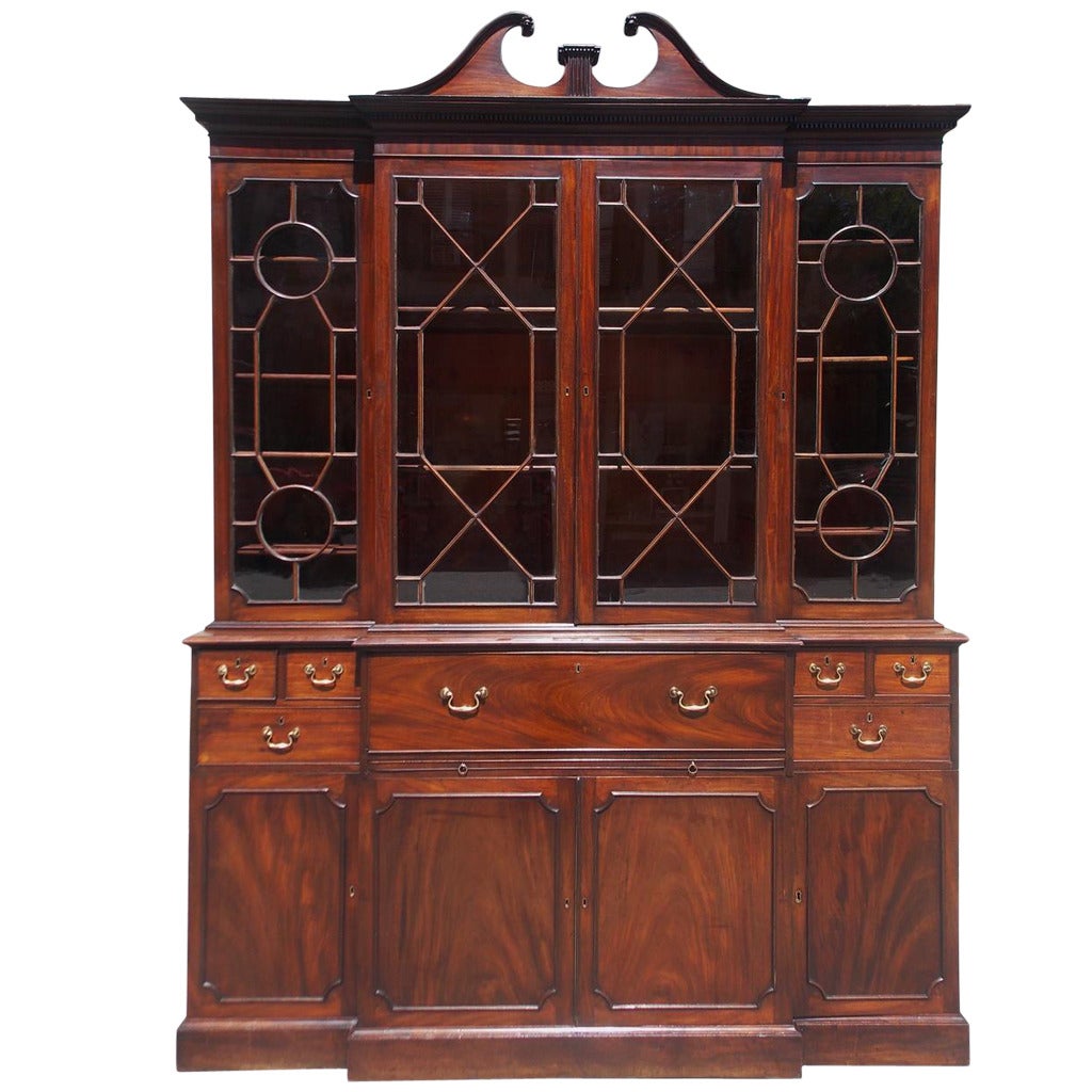 Escaparate inglés de caoba Chippendale con secretaria, circa 1770