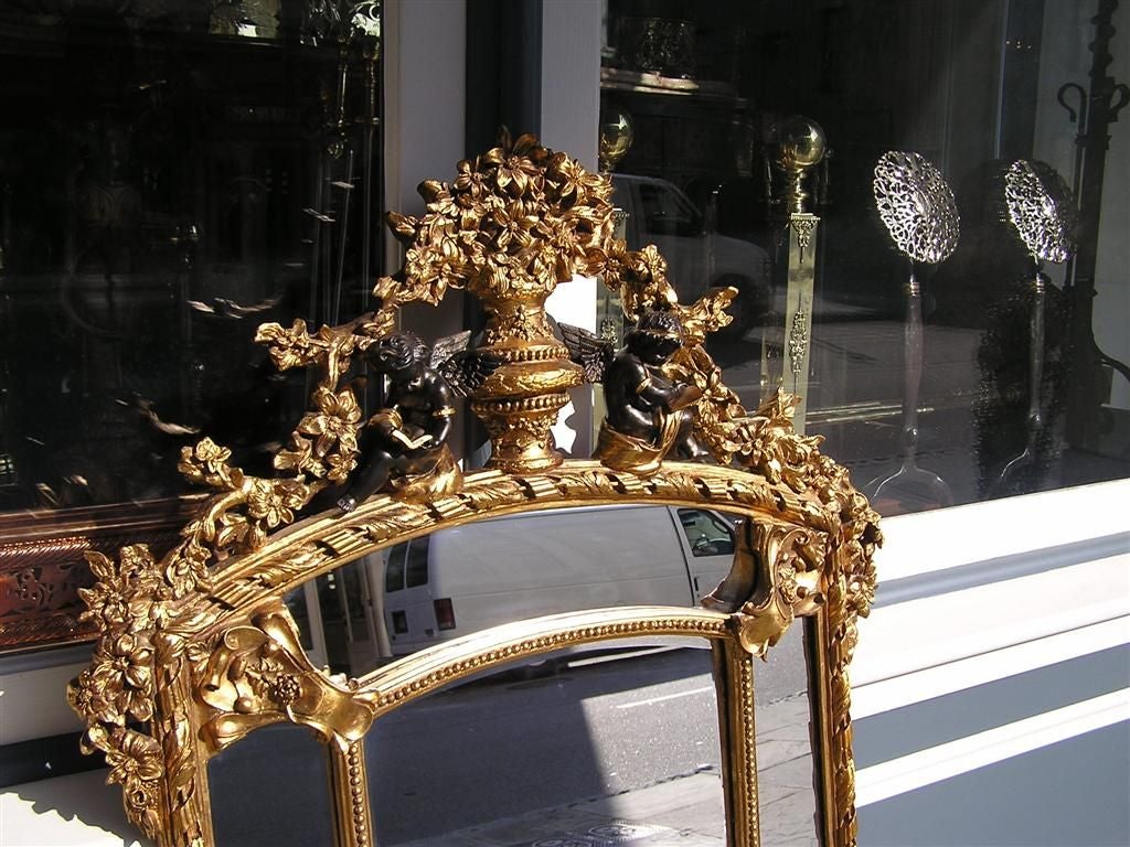 French Carved Wood & Gilt Cherub Acanthus Wall Mirror. Circa 1820. In Excellent Condition For Sale In Hollywood, SC
