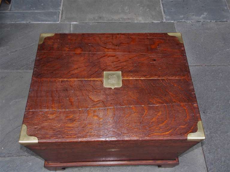 Englische Kampagnentruhe aus englischer Eiche auf Ständer. Um 1820 im Angebot 3